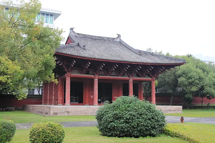 Historic hall and courtyard of Hualin Temple, Fuzhou · 福州华林寺