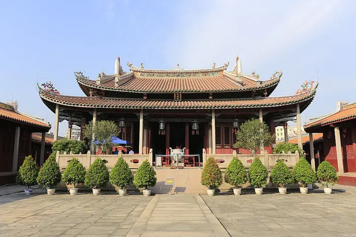 Dacheng Hall at Jieyang Confucian Temple · 揭阳学宫大成殿 Photograph date recorded by the source: 27 October 2013, 15:12:27. Shown locality: Jieyang Confucian Temple (揭阳学宫), Rongcheng District (榕城区).