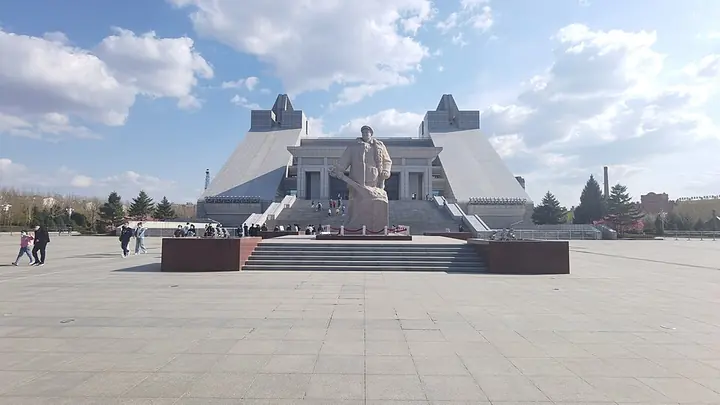 Wang Jinxi sculpture and Iron Man Wang Jinxi Memorial Hall, Daqing · 大庆铁人王进喜纪念馆