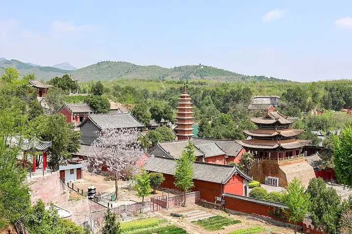 Fengxue Temple roofs and pagodas, Ruzhou · 汝州风穴寺建筑群