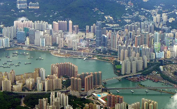 The Tsuen Wan waterfront and surrounding neighbourhoods in Hong Kong's Tsuen Wan District. Photo: 2014-06-23.