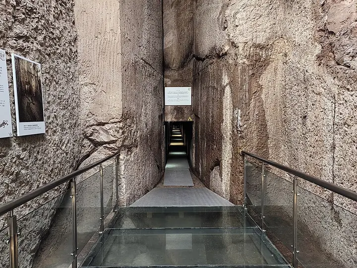 Stone tomb passage at Guishan Han Tombs, Xuzhou · 徐州龟山汉墓墓道