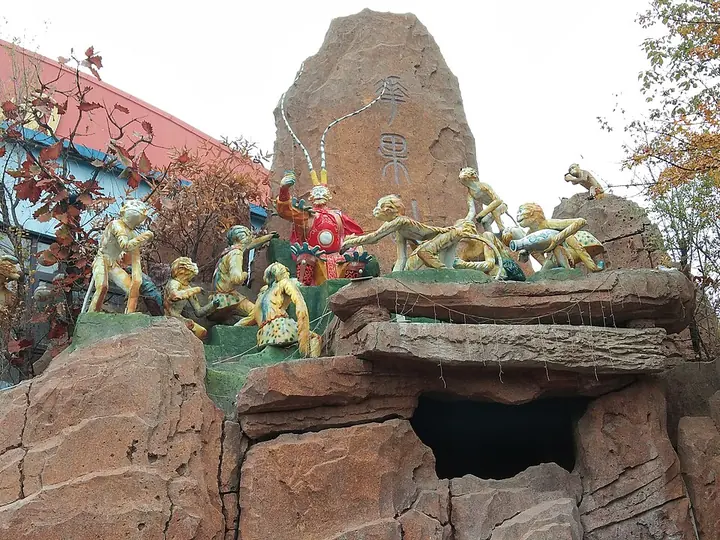 Outdoor Monkey King-themed display at Mount Huaguo, Lianyungang · 连云港花果山孙悟空主题景观