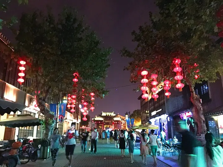 Nanchang Street pedestrian area at night, Wuxi · 无锡南长街步行街夜景