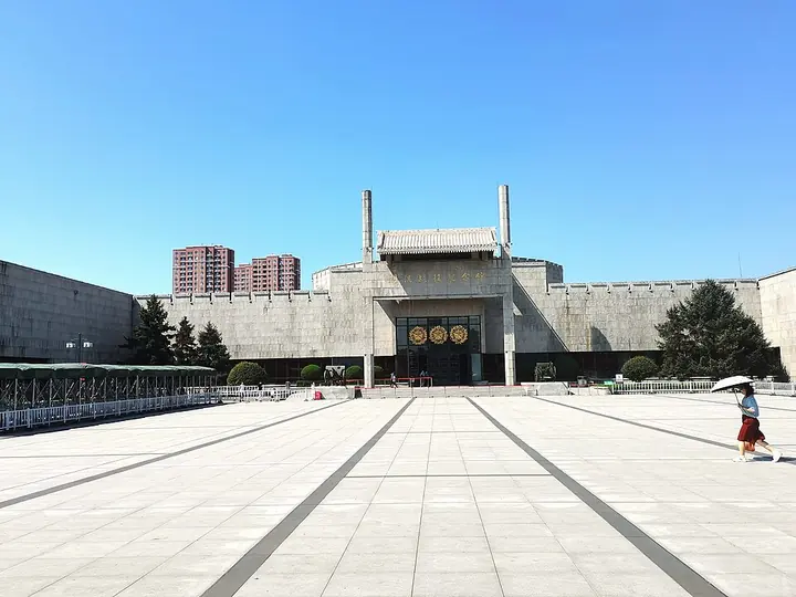 Liaoshen Campaign Memorial Hall and forecourt, Jinzhou · 锦州辽沈战役纪念馆