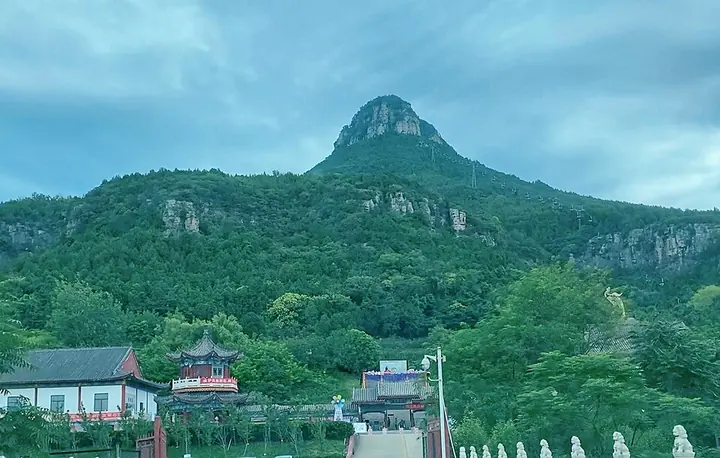 Baodugu peak and forested slopes, Shandong · 山东抱犊崮山峰与林地
