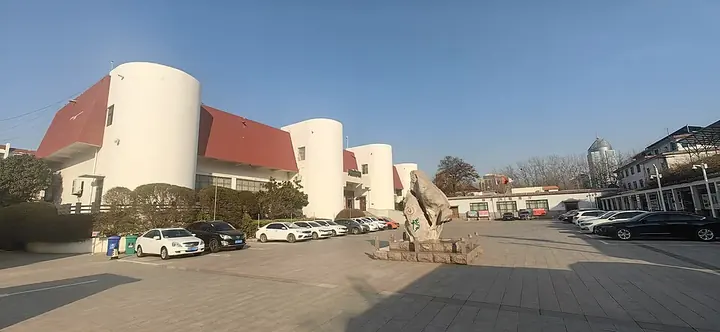 Heze Museum building and forecourt · 菏泽市博物馆外观