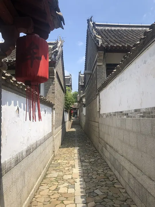 Lane between courtyard walls at Mou Family Manor, Qixia · 栖霞牟氏庄园院巷
