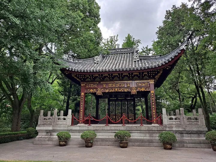 Bainiao Chaofeng stage in Huilongtan Park, Jiading · 嘉定汇龙潭公园百鸟朝凤台