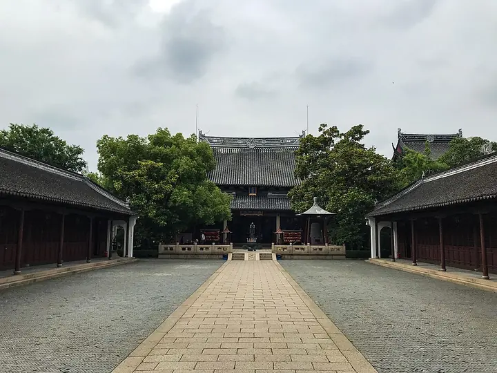 Courtyard and main hall at Shanghai Confucian Temple · 上海文庙院落与大殿