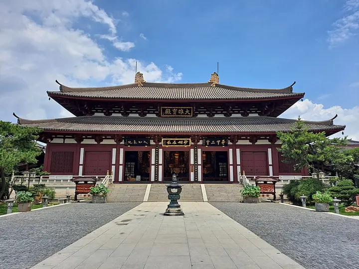 Mahavira Hall at Yunxiang Temple, Shanghai · 上海云翔寺大雄宝殿