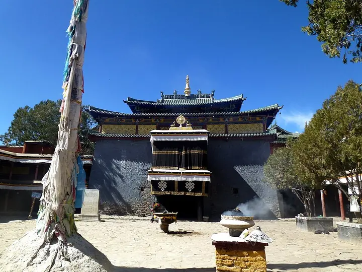 Facade and courtyard of Shalu Monastery, Shigatse · 日喀则夏鲁寺