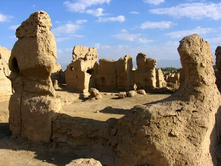 Earthen buildings at Jiaohe Ancient City, Turpan · 吐鲁番交河故城土建筑遗迹