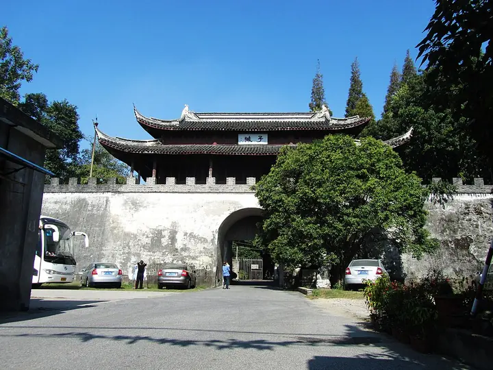 Historic gate and watchtower of Jiaxing Citadel · 嘉兴子城府门与谯楼