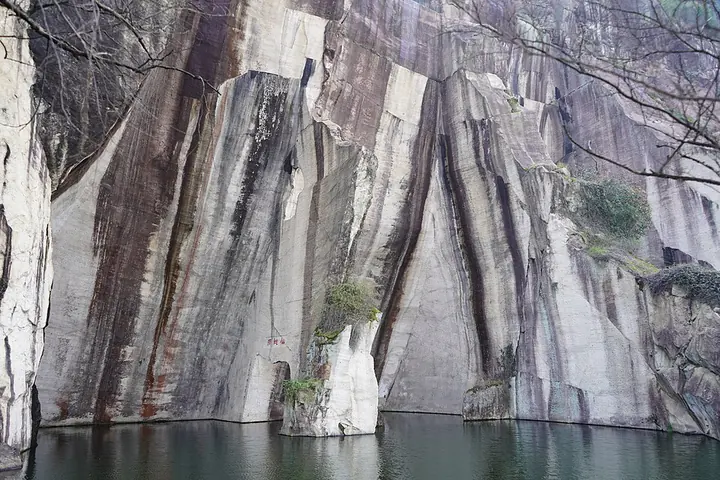 Xiantao Cave and lakeside cliffs at East Lake, Shaoxing · 绍兴东湖仙桃洞