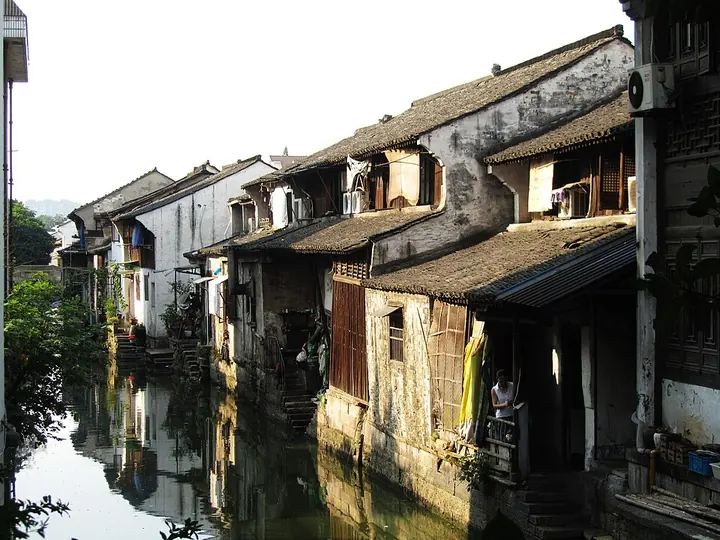 Canal-side homes on Cangqiao Straight Street, Shaoxing · 绍兴仓桥直街沿河民居