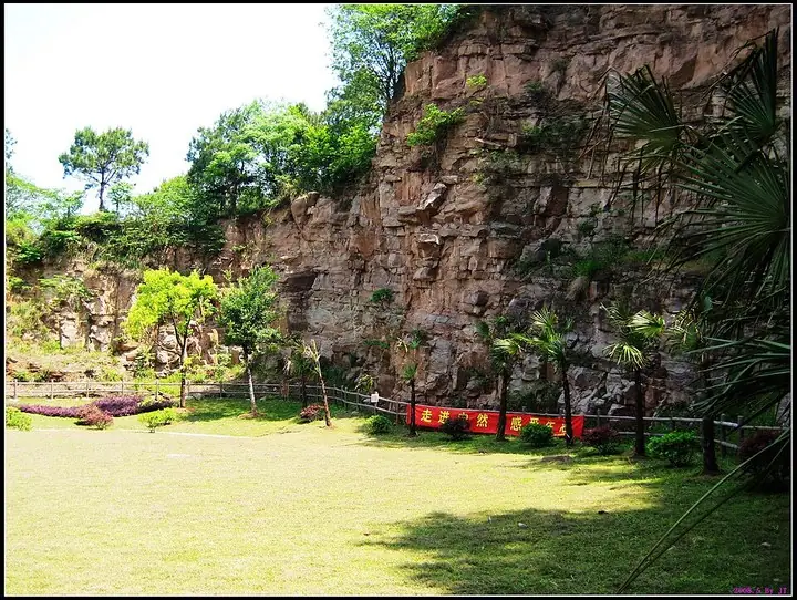 Rock face and garden at Zipeng Mountain · 紫蓬山岩壁与绿地