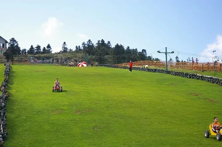 Grass slope at Fairy Mountain, Wulong · 武隆仙女山草坡