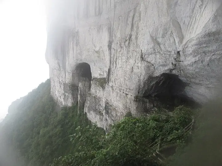 Cliffside walkway on Jinfo Mountain · 金佛山绝壁栈道