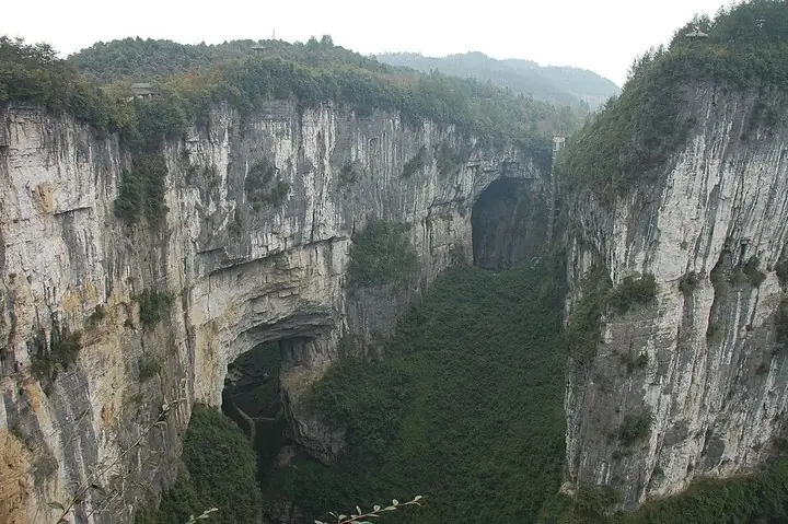 Natural stone bridge and karst gorge at Wulong Three Natural Bridges · 武隆天生三桥石桥与峡谷