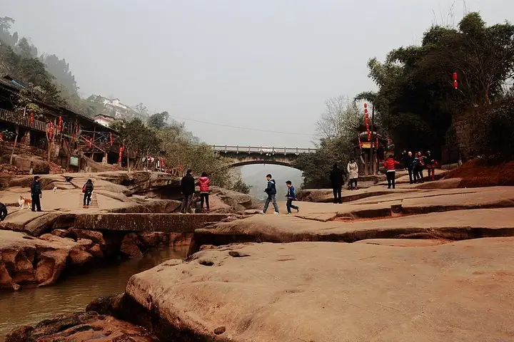 Riverside and bridge at Zhongshan Ancient Town · 中山古镇河滩与石桥