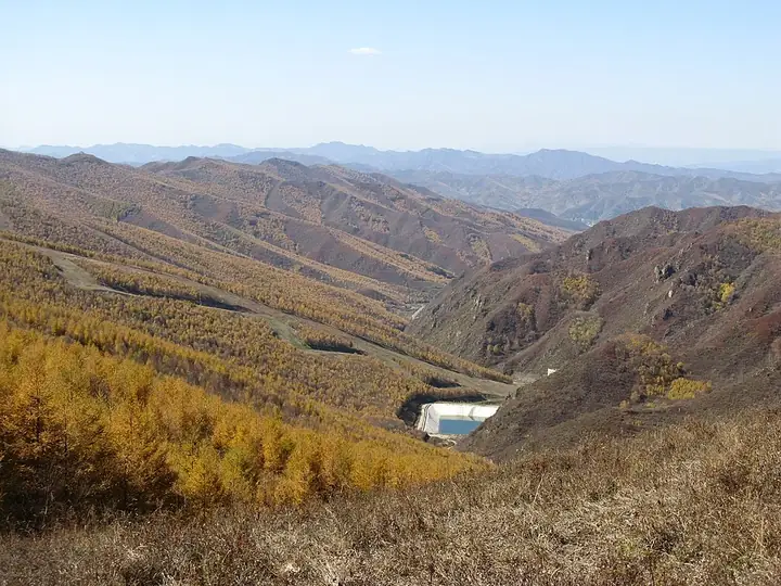 Golden autumn woodland and mountain ridges in Chongli District, Zhangjiakou. Photo: 2012-10-06 13:08.
