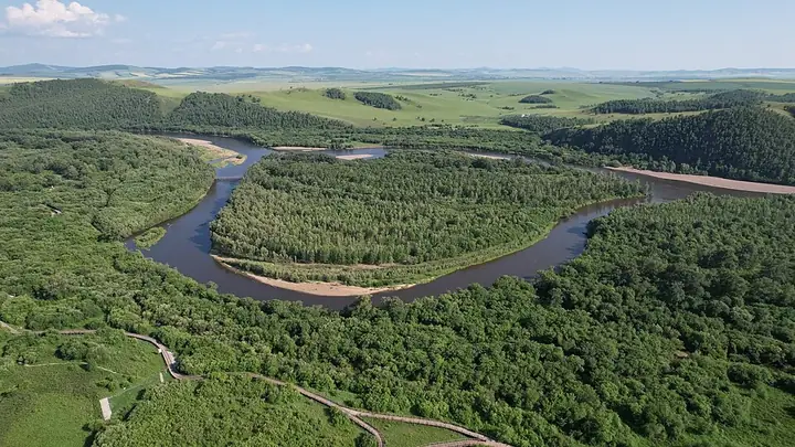 The Genhe River winding through the national wetland park in Ergun, Inner Mongolia. Photo: 2025-07-13 16:25:28.