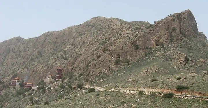 The rocky mountain setting of the upper Alshaa Baruun Hiid monastery in Alxa League. Photo: circa 2005 date QS:P,+2005-00-00T00:00:00Z/9,P1480,Q5727902.