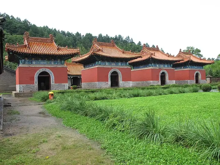 The stele pavilions and grounds of the Qing Yongling Tombs in Xinbin Manchu Autonomous County. Photo: 2010-08-21.
