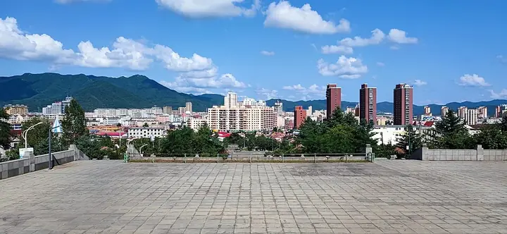 The skyline of Kuandian town, viewed from the entrance of Huangyishan Park in Kuandian Manchu Autonomous County. Photo: 2021-08-18 14:27:03.