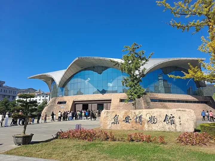 The museum building and public forecourt at Ji'an Museum in Ji'an, Jilin. Photo: 2023-10-05.