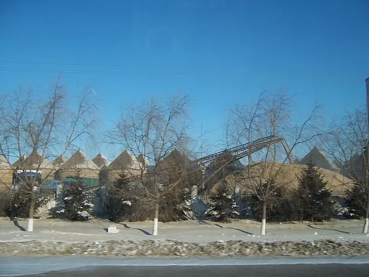 The grain-storage buildings of Qianjin Grain Depot in Tongjiang, Heilongjiang. Photo: Taken on 19 February 2009.