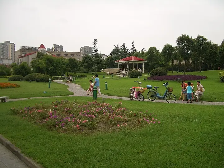 The public park at Wenchang Middle Road and Weiyang Road in Hanjiang District, Yangzhou. Photo: 2008-08-17.