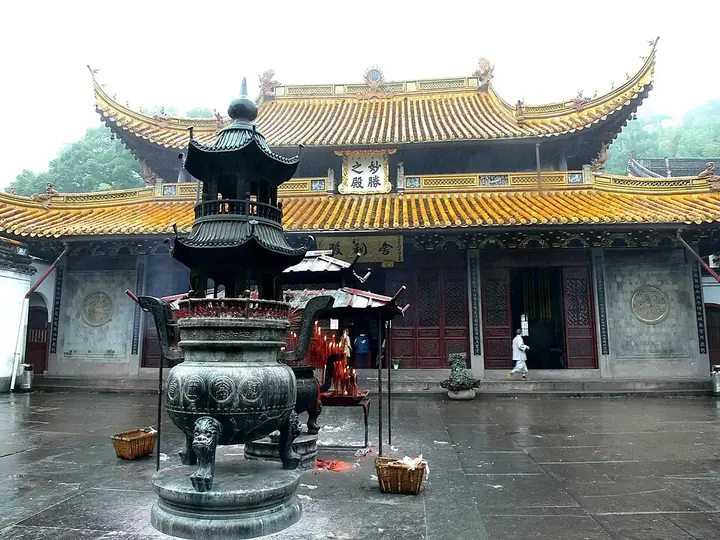 The Sarira Hall and courtyard of Ashoka Temple in Yinzhou District, Ningbo. Photo: 2008-10.