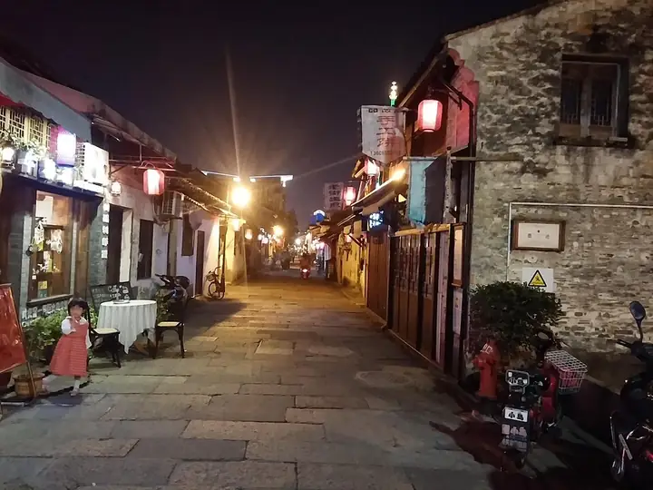 A traditional shopping lane after dark in Yuecheng District, Shaoxing. Photo: Taken on 2 October 2015.