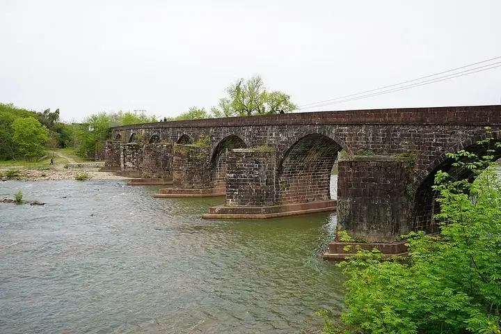 The west side of Shen Bridge at Xixinan Town in Huizhou District, Huangshan. Photo: 2026-04-05 14:27:52.