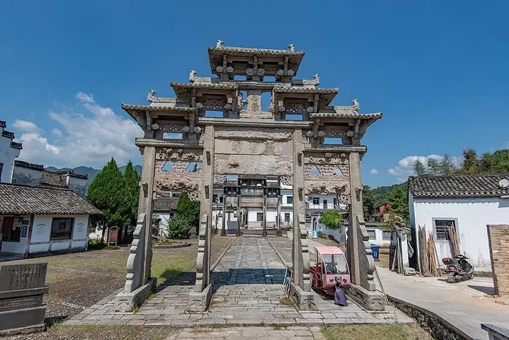 The historic stone gateway and village street in Xucun village, She County, Anhui. Photo: 2021-09-26 12:02:54.