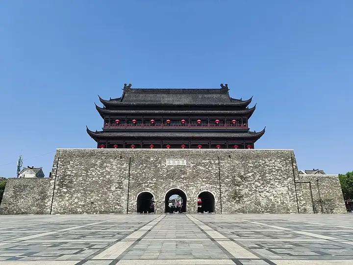 The Drum Tower and front plaza of Fengyang County, Anhui. Photo: 2024-08-07 10:17:40.