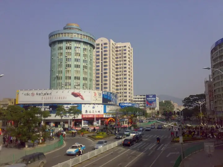 The Wenling Road and Jiuyi Road junction in Licheng District, Quanzhou. Photo: Taken on 1 January 2009.