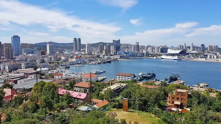 Chefoo Bay, harbour buildings and the cityscape in Zhifu District, Yantai. Photo: 2017-09-20 11:10:22.
