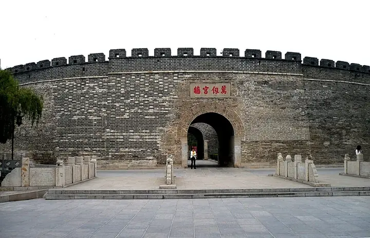 The southern city gate and approach of Qufu, Shandong. Photo: 2008-10.