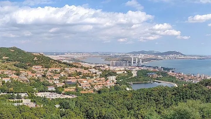 The coastal neighbourhoods, green hills and bay of Rongcheng, Weihai. Photo: 2020-03-15 20:11:31.