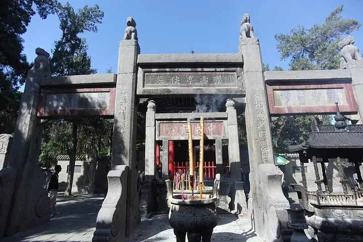 The stone gateway and tomb precinct of Guanlin in Luolong District, Luoyang. Photo: 2011-10-14 13:24:50.