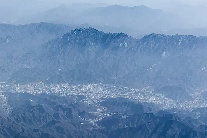 The town of Luanchuan in its mountain valley, with Laojun Mountain nearby. Photo: 2024-03-21 16:10:03.