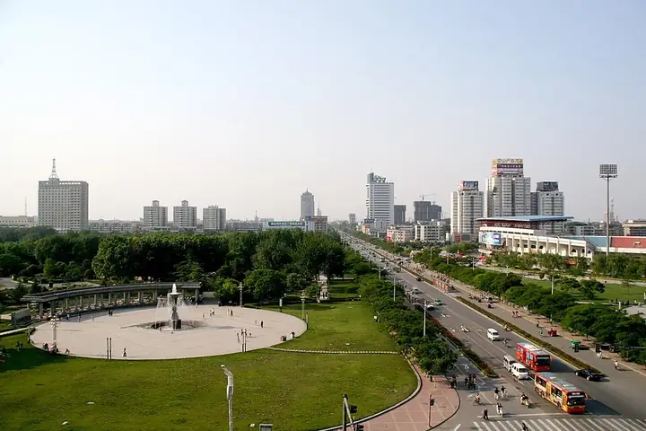 The east entrance plaza of Xinxiang People's Park and the Heping Avenue streetscape. Photo: 2006-05-28.