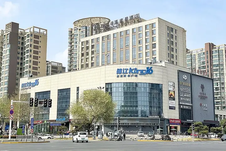 Jinjiang King 16 shopping centre and adjacent streetfront buildings in Jiaozuo. Photo: 2023-03-31 12:37:02.