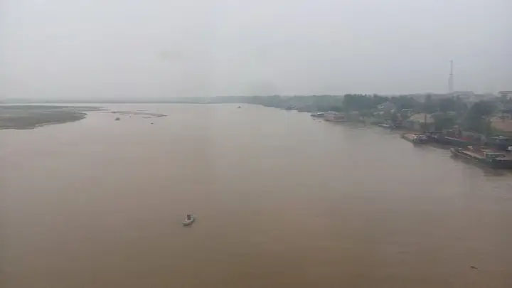 The Han River at the Changjing railway crossing in Zhongxiang, Hubei. Photo: 2014-08-31 18:07:27.