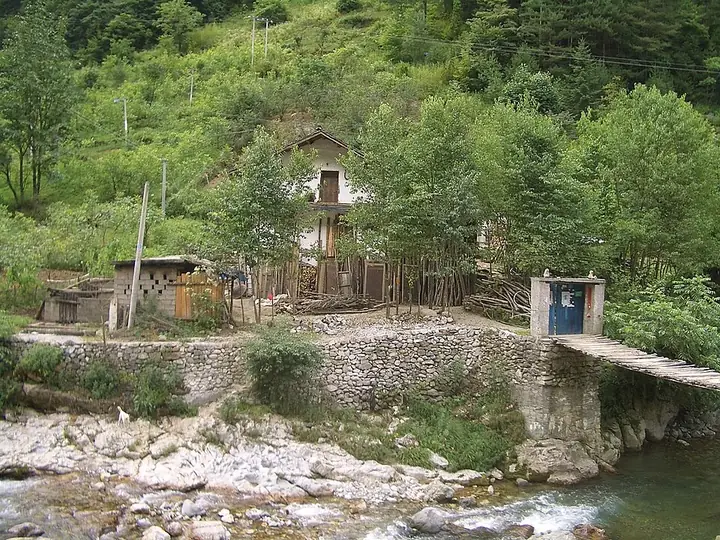 A farmhouse, watercourse and wooded hillside near G209 between Yazikou and Wenshui village in Shennongjia. Photo: 2009-07-21.