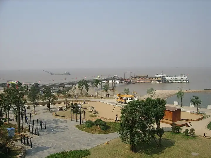 The lakeside promenade and boat landing near Yueyang Tower in Yueyanglou District. Photo: Taken on 9 October 2007.