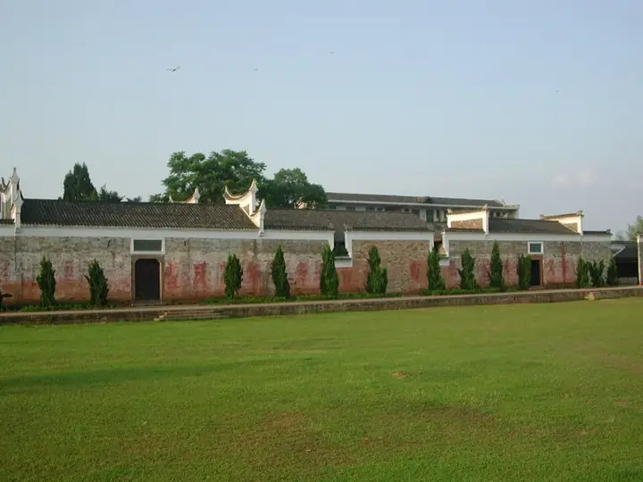 The exterior grounds and buildings of Du Fu’s tomb and ancestral shrine in Xiaotian village, Anding Town, Pingjiang County. Source date: 4 May 2006 (original upload date).